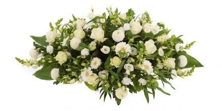 rouwstuk ovaal  cm witte rozen en witte bloemen bloemschikken witte bloemen rozen en bloemen