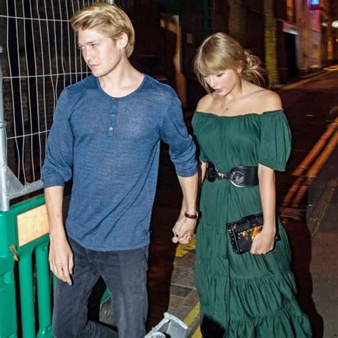 taylor swift and joe alwyn holding hands in london 2018 popsugar celebrity