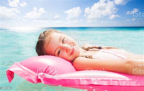 niña linda 10 años relax en balneario foto de stock y más banco de