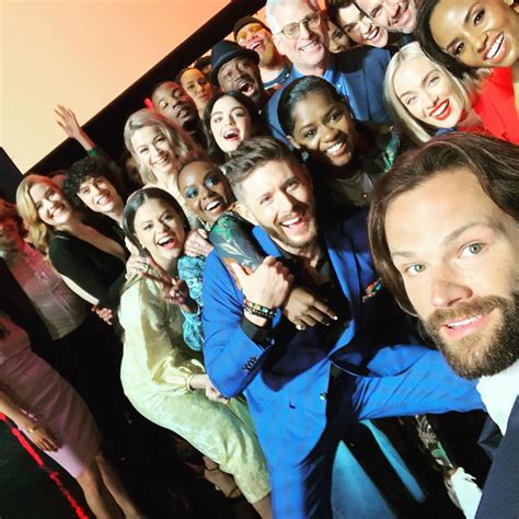 Supernatural S Jensen Ackles Posts Group Photo At Show S Last Upfront