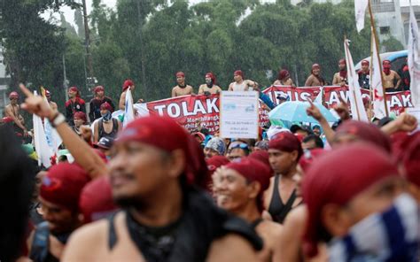 thousands protest over indonesian labour law overhaul plan free
