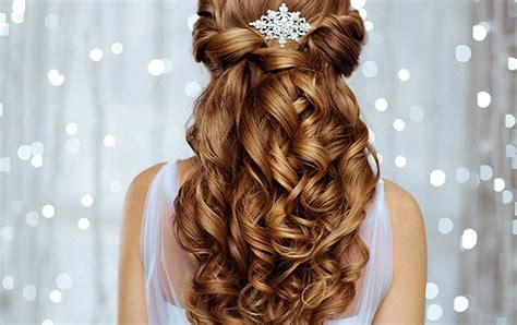 Comefare i #boccoli ai #capelli con la #piastra centroesteticokissiscriviti al nostro canale , puoi vincere €300 , in sevizi di estetista e . Acconciature Capelli Lunghi Boccoli Semiraccolti