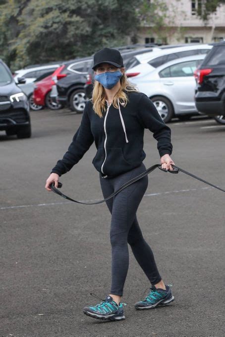 Reese Witherspoon Hiking Candids In Santa Monica Famousfix