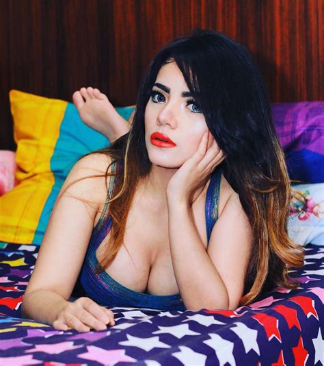 foto seksi dan hot dj dinar candy yang di oprasi payudaranya jadi 36c biodata artis indo