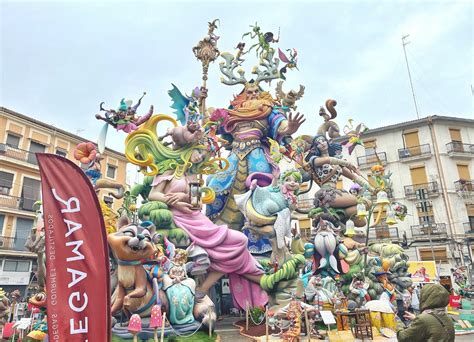 tourist guide  las fallas festival  valencia spain
