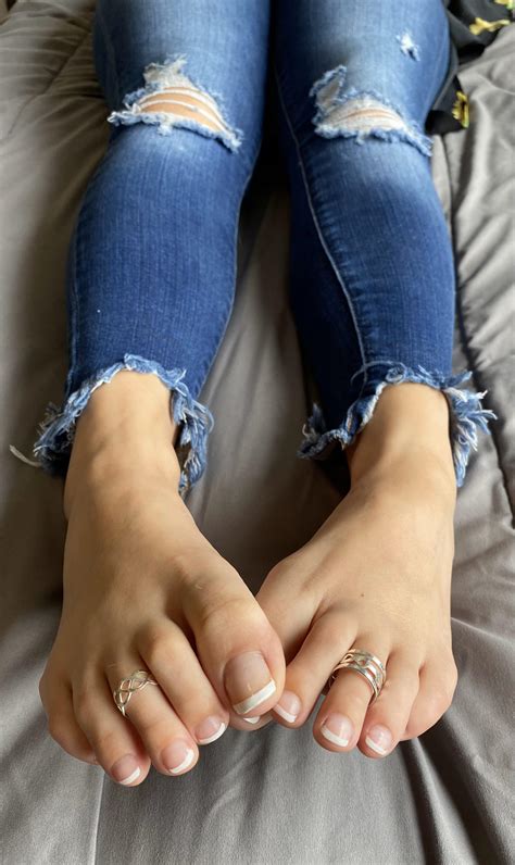 bare feet and blue jeans r feet
