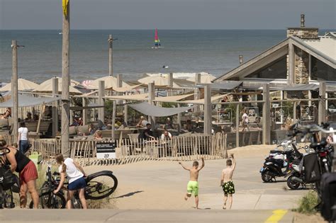 prijzenregen aan katwijkse kust surf en beach beste paviljo leidsch dagblad
