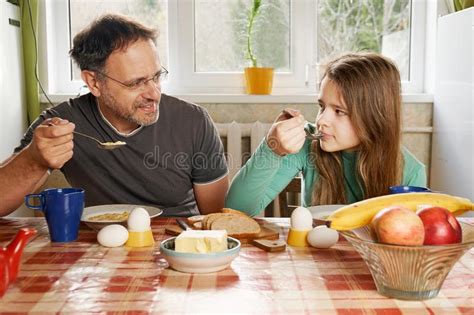 Padre E Hija Que Comen Cereales En La Cocina Junto Imagen