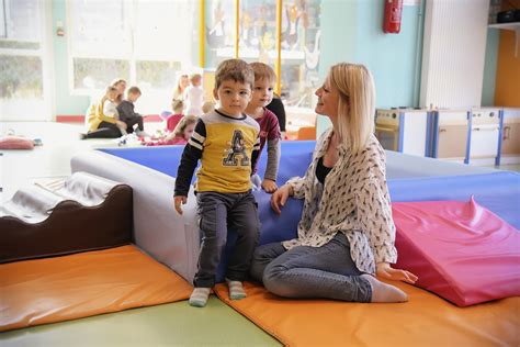 werk en kinderen combineren flexibele kinderopvang helpt bij moeilijke puzzel achtergrond