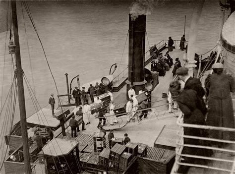 vintage titanic   sinking   monovisions black