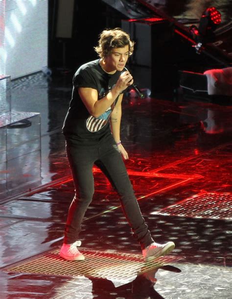 [video] harry styles throws up on stage — 1d star pukes in