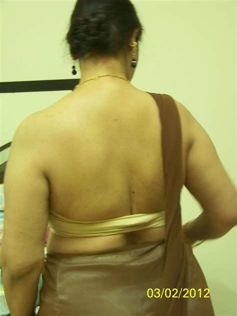 mature indian aunty showing her broad fair and sexy back