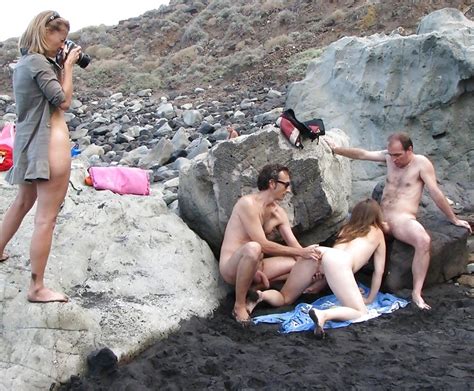 Voyeurs_watching_nude_couples_sex_on_the_beach_065 