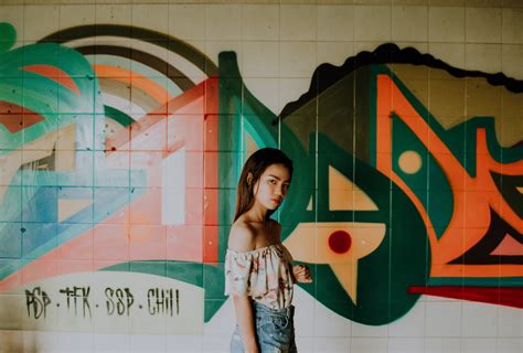 무료 이미지 소녀 여자 광고하는 아시아 사람 녹색 낙서 거리 미술 생성물 시원한 이미지 장난 디자인 타일