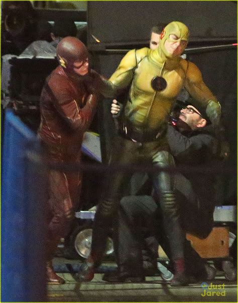 the flash fights reverse flash in these new flash on set pics