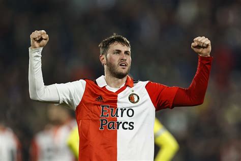 santi gimenez anota  asiste en el triunfo del feyenoord sobre waalwijk