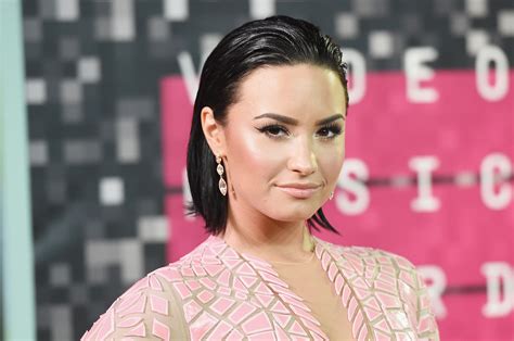 Taylor Swift Demi Lovato And More The Best Eye Makeup Looks From The