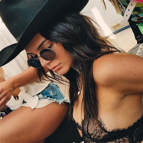 Alert Kendall Jenner Wore A Bra Over Her Shirt