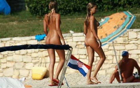 groupe de copines nues sur la plage