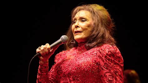 Loretta Lynn Makes Surprise Appearance At Country Hall Of Fame Variety