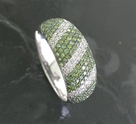 ring met intense fancy deep groen kleur diamanten wit briljanten