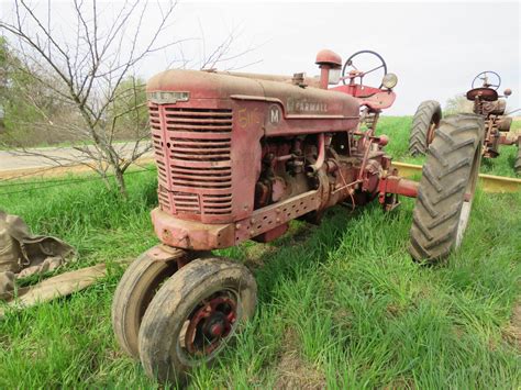 lot  farmall  antique tractor vanderbrink auctions