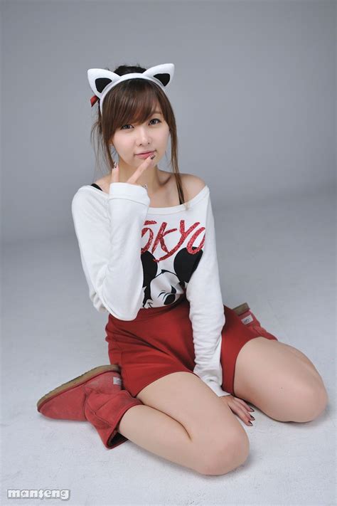 Cute Korean Model Jung Se On With Tokyo Mickey Shirt And