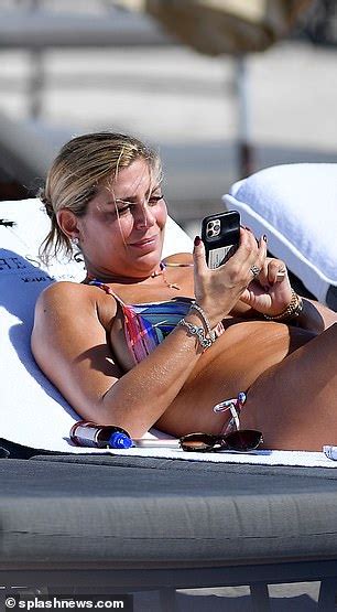 cuba gooding jr relaxes with bikini clad girlfriend claudine de niro by pool daily mail online