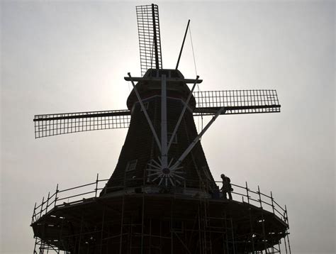 hollands de zwaan windmill receives tlc   netherlands  mlivecom