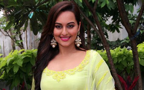 bollywood actress sonakshi sinha hd pics photos pictures images hd wallpapers bollywood