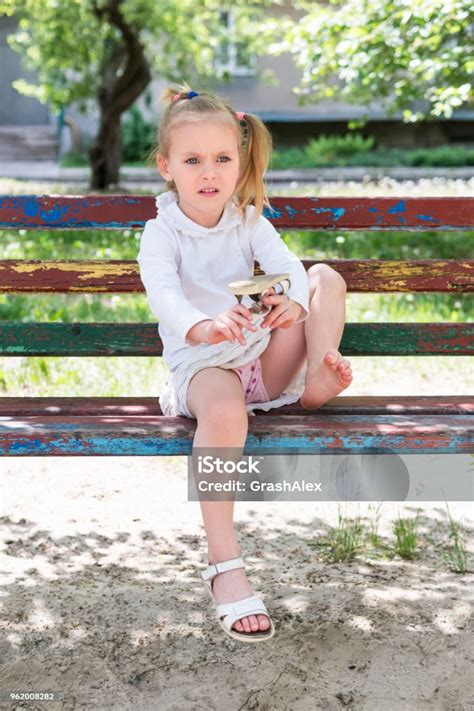 anak mengguncang sandal dari pasir foto stok unduh gambar sekarang