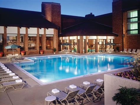 spa resorts  illinois trips  discover