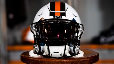 cleveland browns  wear  white helmets   throwback uniforms