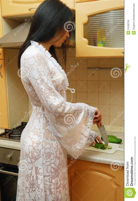 donna sexy che cucina nella cucina fotografia stock immagine di cosy