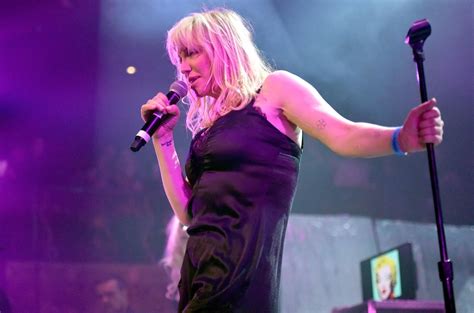 Courtney Love Performs Hole Hits With 1 500 Musicians Watch