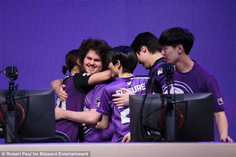 los angeles gladiators head coach sorry for bumping into outlaws daily mail online