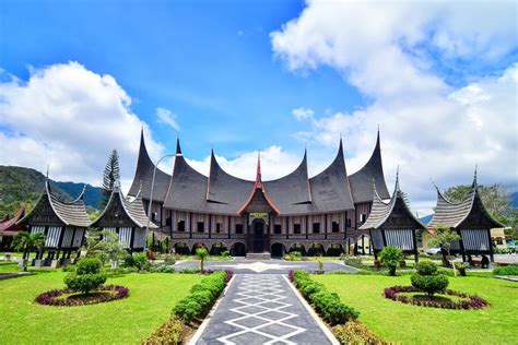 rumah gadang rumah adat minangkabau sumatera barat halaman all