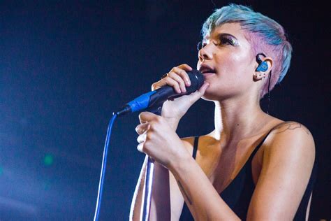 halsey describes   miscarriage  hours  performing   glamour