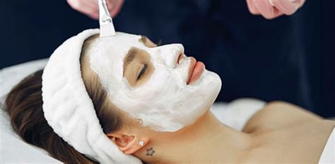 Getting Your First Facial Here S What To Expect Hhbeauty