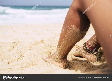夏とビーチは裸の女の子と休暇の概念をリラックス自然主義ヌーディストをやって砂の上に座って屋外レジャー活動を楽しんで — ストック写真 ©