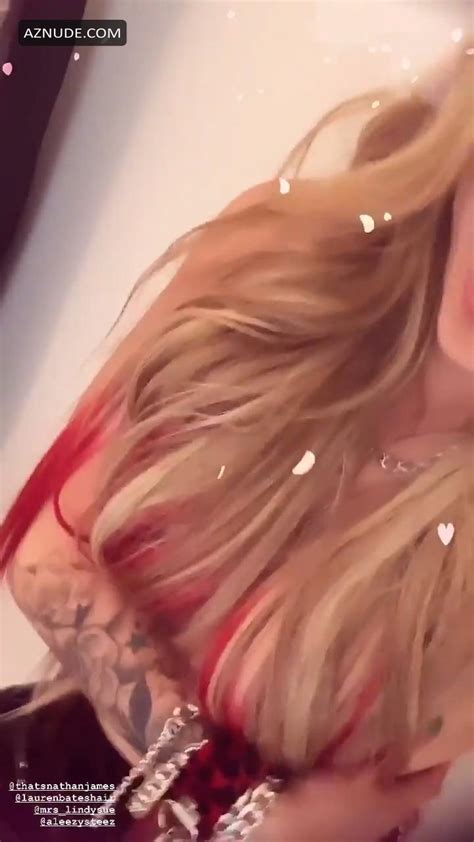 Avril Lavigne Sexy Flaunts Nice Cleavage Covering Tits