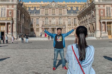 asian tourists  pictures  front   palace  versailles