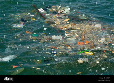 meeresverschmutzung durch plastik und muell stockfoto bild  alamy