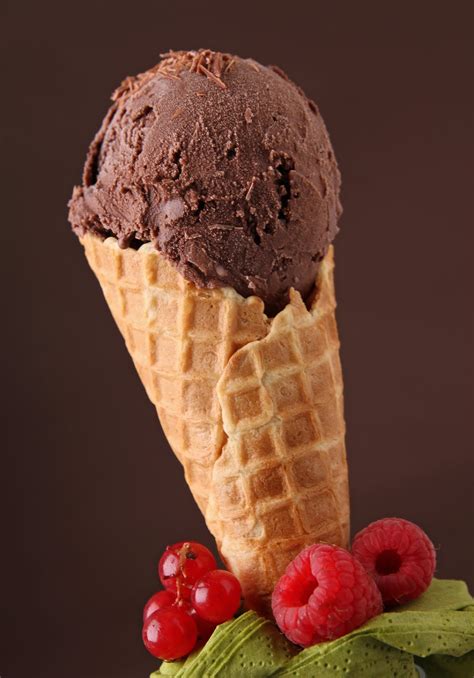 banco de imagenes gratis helado en cono de sabor chocolate  frambuezas