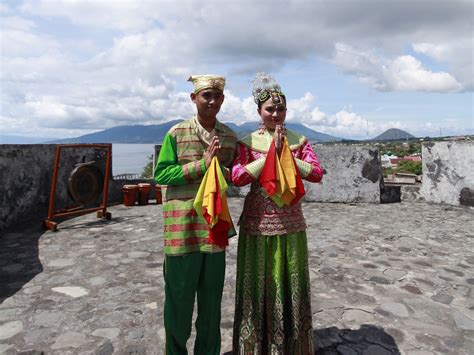 kemewahan kesultanan ternate baju adat ternate indonesia kaya