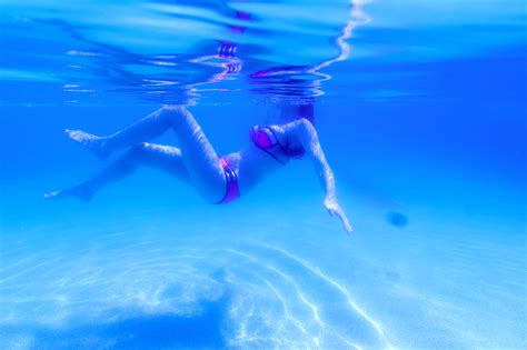 Hintergrundbilder Unterwasser Pool Bikini Brünette Fotografie