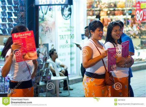 mujeres que ofrecen masaje en la calle de patong en la
