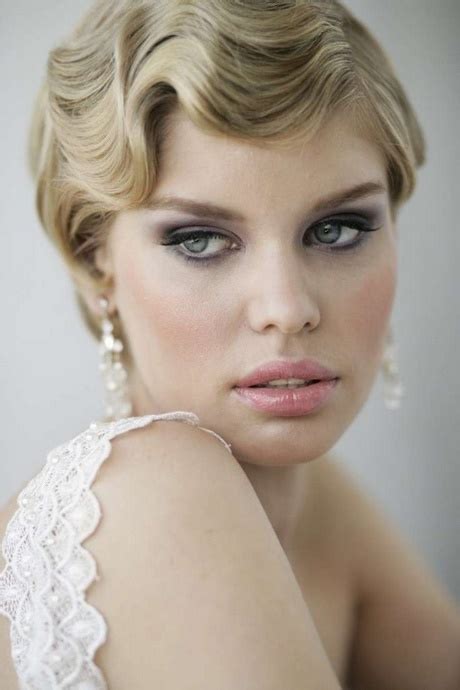 All'epoca veniva chiamato il look delle flappers. Acconciature capelli corti anni 20