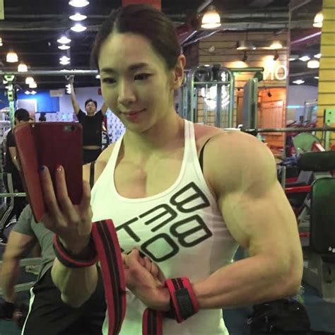 This Korean Woman’s Epic Gym Selfies Prove She’s Way More Than A Pretty
