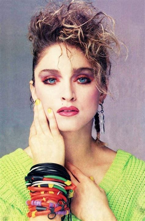 80er Jahre Mode Neonfarben Armbaender Viele Toupiert Haar
